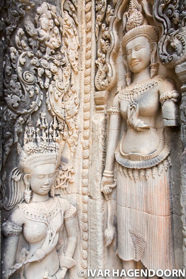 Carvings of devatas at Thommanon